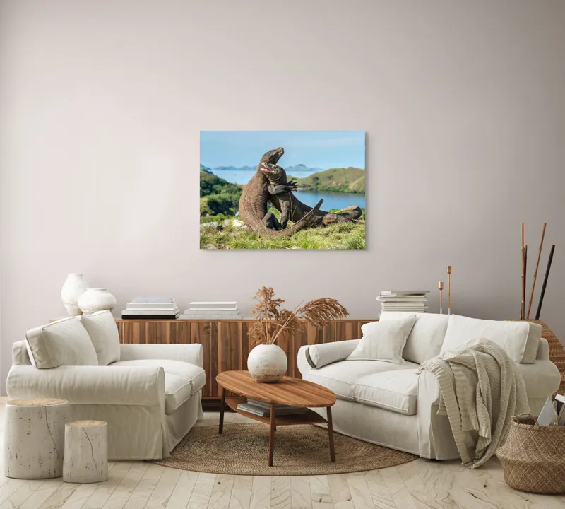 Tablou Canvas, "Îmbrățișarea dragonilor de Komodo", Balans, Natură, Forță, Întindere, Armonie, Salbaticie, Lumină, Peisaj, Verzișor, Relaxare., 100 x 70 cm – poza 3
