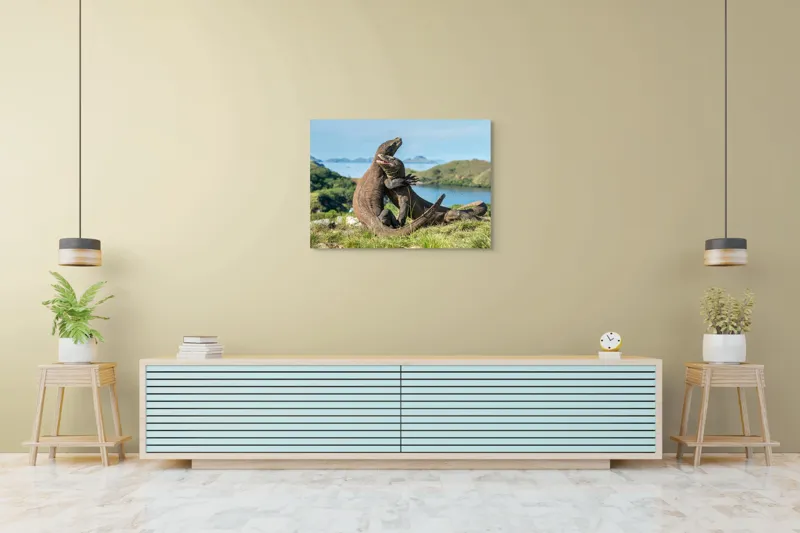 Tablou Canvas, "Îmbrățișarea dragonilor de Komodo", Balans, Natură, Forță, Întindere, Armonie, Salbaticie, Lumină, Peisaj, Verzișor, Relaxare., 100 x 70 cm – poza 4