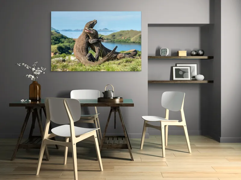 Tablou Canvas, "Îmbrățișarea dragonilor de Komodo", Balans, Natură, Forță, Întindere, Armonie, Salbaticie, Lumină, Peisaj, Verzișor, Relaxare., 150 x 100 cm – poza 5