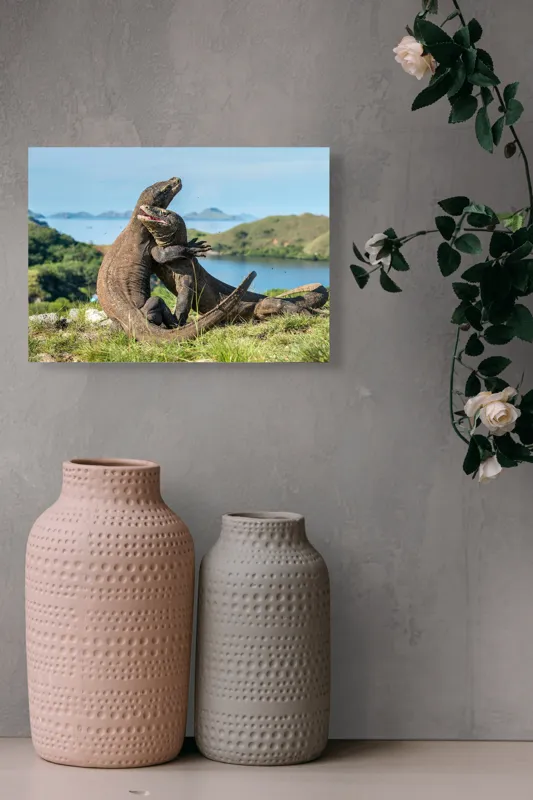 Tablou Canvas, "Îmbrățișarea dragonilor de Komodo", Balans, Natură, Forță, Întindere, Armonie, Salbaticie, Lumină, Peisaj, Verzișor, Relaxare., 54 x 39 cm – poza 8
