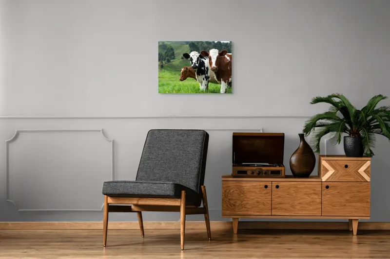 Tablou Canvas, "Vaci în peisaj de primăvară", Vaci, Pășune, Verdeață, Coline, Cer, Natură, Suavitate, Contrast, 70 x 50 cm – poza 4