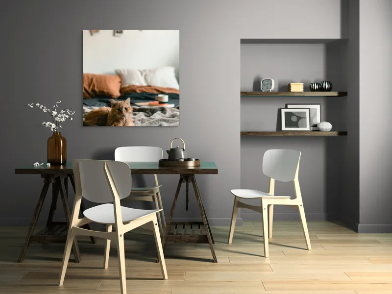 Tablou Canvas, "Pisică relaxată într-o dimineață liniștită", Pisică, Pătură, Pernă, Cești, Cameră, Calm, Confort, Relaxare, 100 x 100 cm – poza 6
