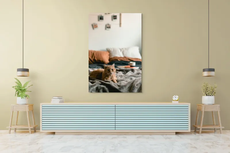 Tablou Canvas, "Pisică relaxată într-o dimineață liniștită", Pisică, Pătură, Pernă, Cești, Cameră, Calm, Confort, Relaxare, 100 x 150 cm – poza 4