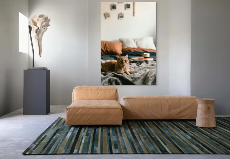 Tablou Canvas, "Pisică relaxată într-o dimineață liniștită", Pisică, Pătură, Pernă, Cești, Cameră, Calm, Confort, Relaxare, 100 x 150 cm – poza 7