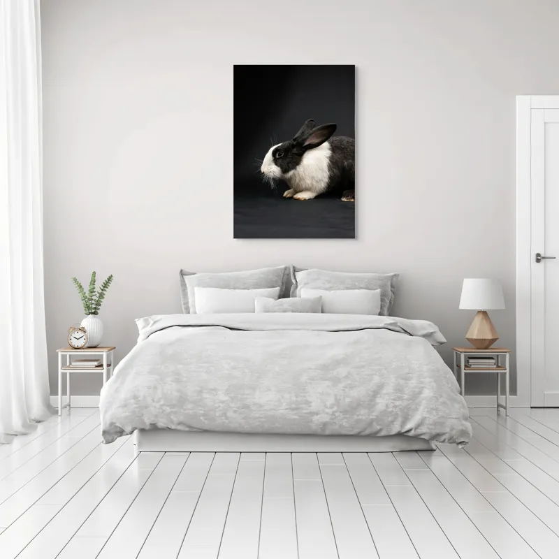 Tablou Canvas, "Iepurele în lumina reflectoarelor dramatice", Nu pot identifica cine este în imagine, dar pot spune că este un iepure., 70 x 100 cm – poza 3