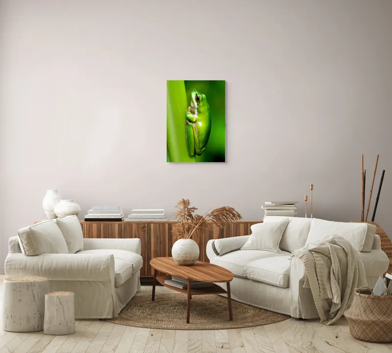 Tablou Canvas, "Broasca odihnindu-se pe o tulpină", Verde, Broască, Frunză, Natură, Agățată, Ochi, Textură, Mediu., 50 x 70 cm – poza 4