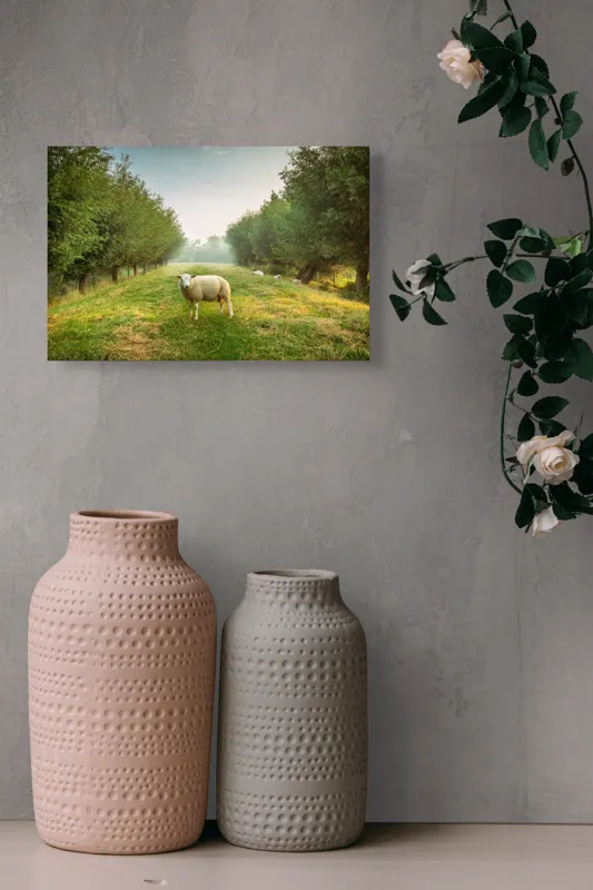 Tablou Canvas, "Oaia singuratică în pădurea deasă", Oi, Iarbă, Copaci, Cer, Natură, Răsărit, Pășune, Liniște, Verdeață, Câmpie, 39 x 26 cm – poza 4