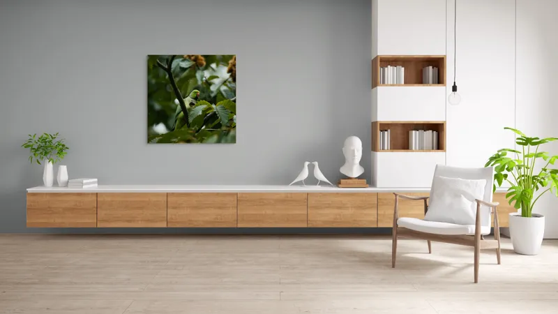 Tablou Canvas, "Papagal verde printre frunzele copacului", Verde, Frunze, Papagal, Crengi, Natură, Pene, Lumină, Copac, 100 x 100 cm – poza 8