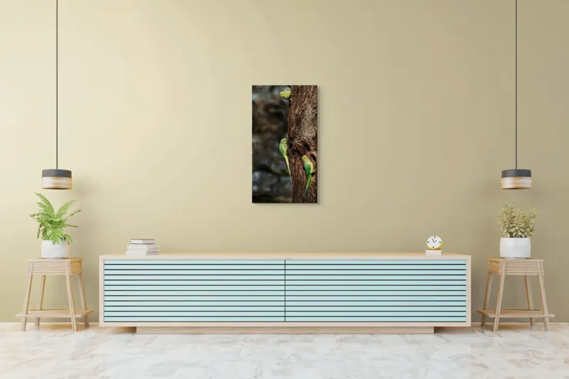 Tablou Canvas, "Papagalii verzi pe trunchiul copacului", Papagali, Arbore, Verde, Natură, Penaj, Cioc, Coajă, Observare, Linie., 50 x 90 cm – poza 6