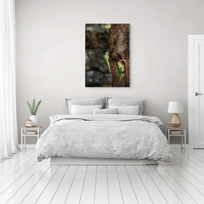 Tablou Canvas, "Papagalii verzi pe trunchiul copacului", Papagali, Arbore, Verde, Natură, Penaj, Cioc, Coajă, Observare, Linie., 70 x 100 cm – poza 3