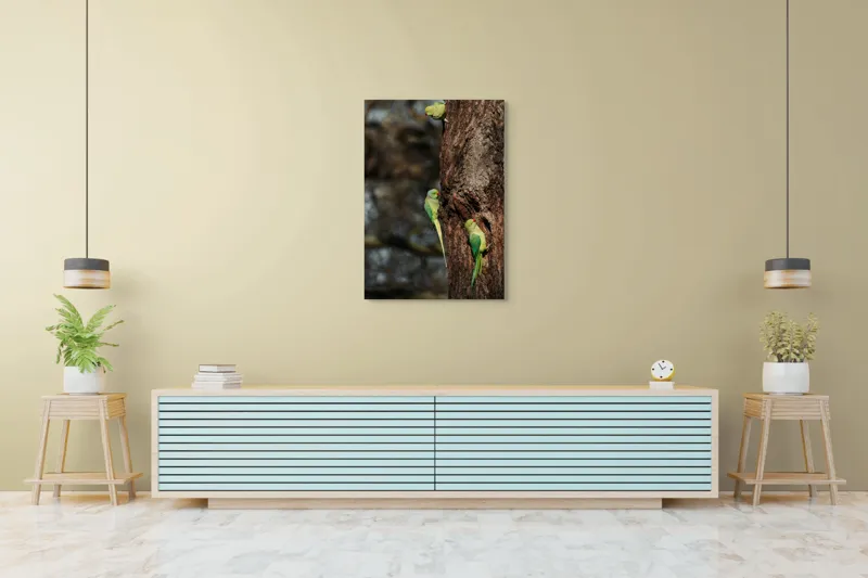 Tablou Canvas, "Papagalii verzi pe trunchiul copacului", Papagali, Arbore, Verde, Natură, Penaj, Cioc, Coajă, Observare, Linie., 70 x 100 cm – poza 5