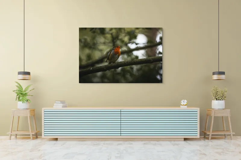 Tablou Canvas, "Micul cântăreț printre ramuri verzi", Pasăre, Roșu, Ramură, Verde, Pene, Defocalizare, Natură, Subtil, Lumină, Contrast., 150 x 100 cm – poza 6