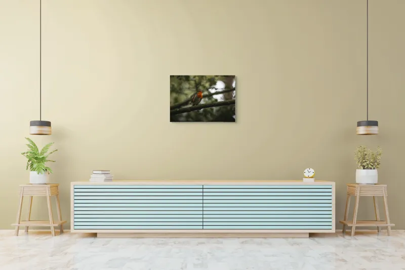 Tablou Canvas, "Micul cântăreț printre ramuri verzi", Pasăre, Roșu, Ramură, Verde, Pene, Defocalizare, Natură, Subtil, Lumină, Contrast., 70 x 50 cm – poza 7