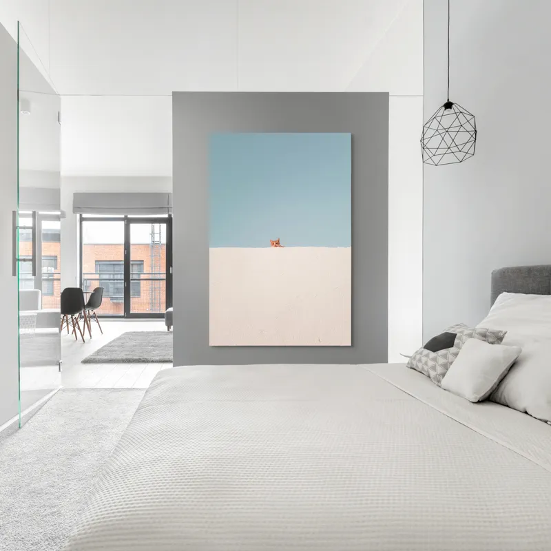 Tablou Canvas, "Pisica și peretele alb curat", Pisică, Curioasă, Zid, Cer, Minimalism, Contrast, Simplu, Solitar, Observator, Blândețe, 100 x 150 cm – poza 5
