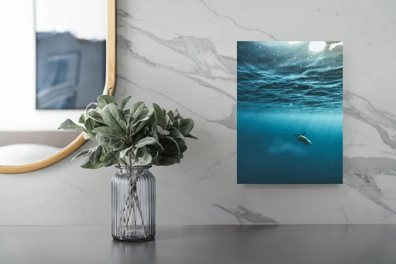 Tablou Canvas, "Țestoasa călătoare în oceanul albastru", Ocean, Lumină, Țestoasă, Solitudine, Adâncime, 26 x 39 cm – poza 4