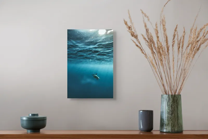 Tablou Canvas, "Țestoasa călătoare în oceanul albastru", Ocean, Lumină, Țestoasă, Solitudine, Adâncime, 26 x 39 cm – poza 5