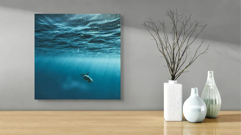 Tablou Canvas, "Țestoasa călătoare în oceanul albastru", Ocean, Lumină, Țestoasă, Solitudine, Adâncime, 50 x 50 cm – poza 3