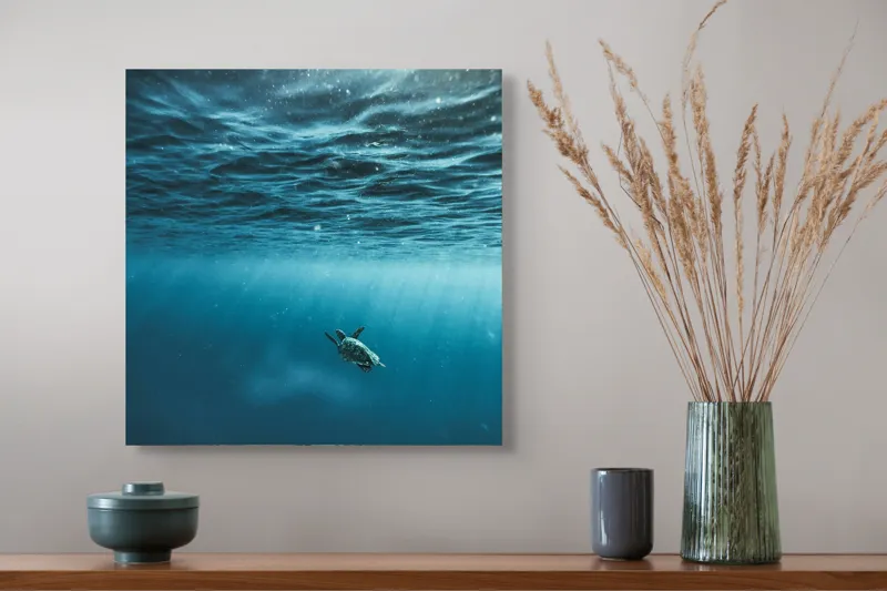Tablou Canvas, "Țestoasa călătoare în oceanul albastru", Ocean, Lumină, Țestoasă, Solitudine, Adâncime, 50 x 50 cm – poza 4