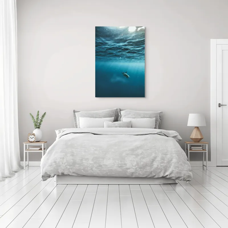 Tablou Canvas, "Țestoasa călătoare în oceanul albastru", Ocean, Lumină, Țestoasă, Solitudine, Adâncime, 70 x 100 cm – poza 3
