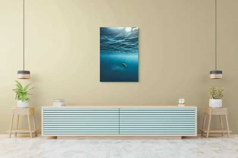 Tablou Canvas, "Țestoasa călătoare în oceanul albastru", Ocean, Lumină, Țestoasă, Solitudine, Adâncime, 70 x 100 cm – poza 5