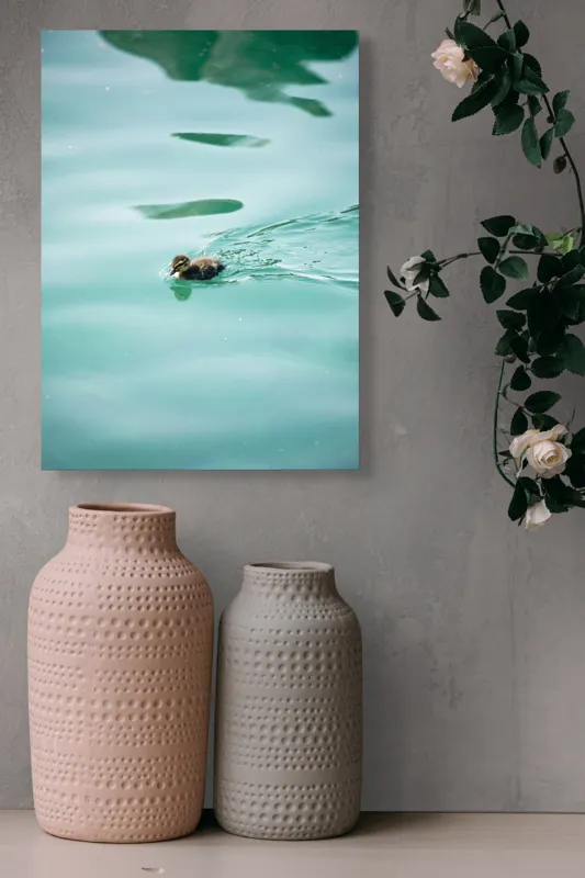 Tablou Canvas, "Rățușca plutește pe lacul albastru", Rățușcă, Apă, Albastră, Reflexie, Înot, Natură, 39 x 54 cm – poza 6