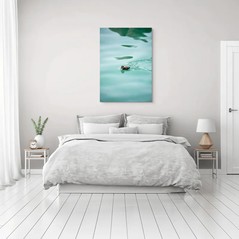 Tablou Canvas, "Rățușca plutește pe lacul albastru", Rățușcă, Apă, Albastră, Reflexie, Înot, Natură, 70 x 100 cm – poza 3