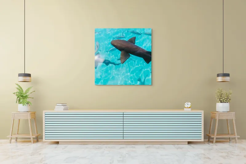 Tablou Canvas, "Rechini înotând în oceanul albastru", Rechini, Pești, Apă, Lumină, Azur, Reflexii, Mișcare, Ocean., 100 x 100 cm – poza 5