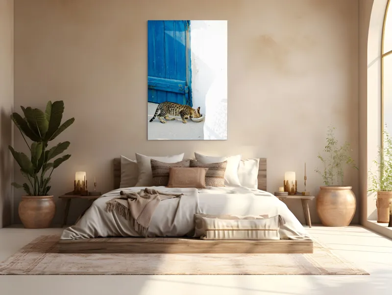 Tablou Canvas, "Pisică savurând micul dejun lângă ușă.", Pisică, Ușă, Albastră, Perete, Alb, Bol, Mâncare, Umbră, Lumină, Podea, Textură, Miau., 100 x 150 cm – poza 3