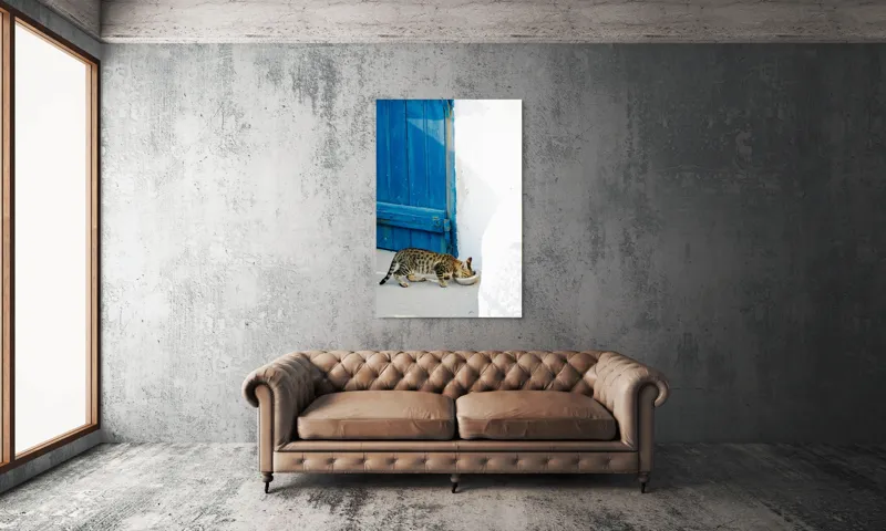 Tablou Canvas, "Pisică savurând micul dejun lângă ușă.", Pisică, Ușă, Albastră, Perete, Alb, Bol, Mâncare, Umbră, Lumină, Podea, Textură, Miau., 100 x 150 cm – poza 6