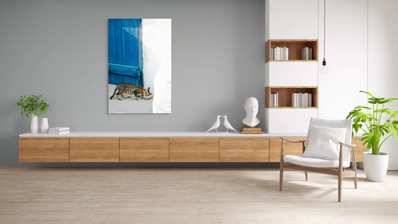 Tablou Canvas, "Pisică savurând micul dejun lângă ușă.", Pisică, Ușă, Albastră, Perete, Alb, Bol, Mâncare, Umbră, Lumină, Podea, Textură, Miau., 100 x 150 cm – poza 8