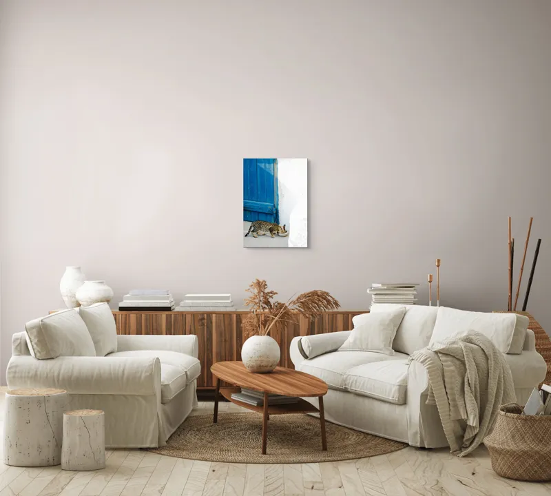 Tablou Canvas, "Pisică savurând micul dejun lângă ușă.", Pisică, Ușă, Albastră, Perete, Alb, Bol, Mâncare, Umbră, Lumină, Podea, Textură, Miau., 39 x 54 cm – poza 5