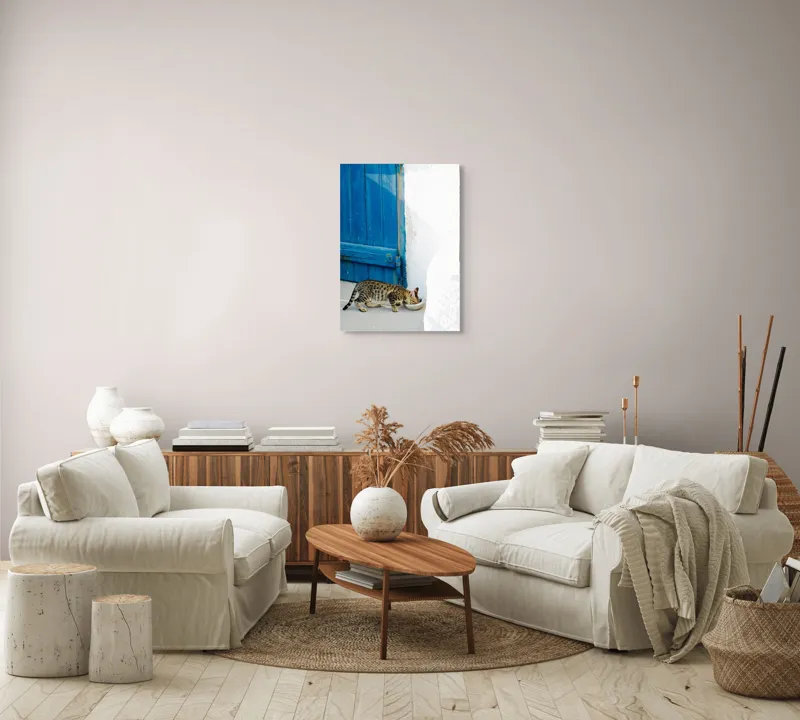 Tablou Canvas, "Pisică savurând micul dejun lângă ușă.", Pisică, Ușă, Albastră, Perete, Alb, Bol, Mâncare, Umbră, Lumină, Podea, Textură, Miau., 50 x 70 cm – poza 4