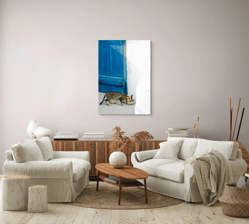 Tablou Canvas, "Pisică savurând micul dejun lângă ușă.", Pisică, Ușă, Albastră, Perete, Alb, Bol, Mâncare, Umbră, Lumină, Podea, Textură, Miau., 70 x 100 cm – poza 4