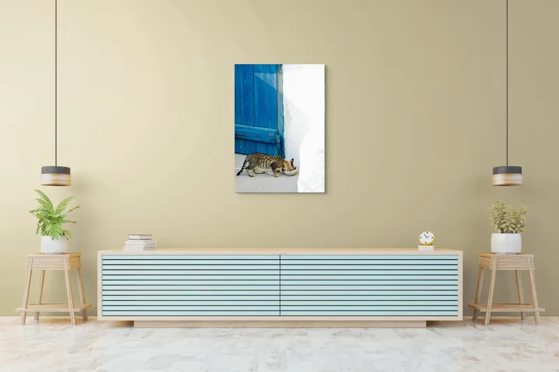 Tablou Canvas, "Pisică savurând micul dejun lângă ușă.", Pisică, Ușă, Albastră, Perete, Alb, Bol, Mâncare, Umbră, Lumină, Podea, Textură, Miau., 70 x 100 cm – poza 5