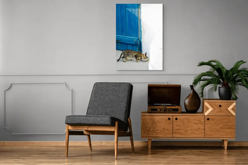 Tablou Canvas, "Pisică savurând micul dejun lângă ușă.", Pisică, Ușă, Albastră, Perete, Alb, Bol, Mâncare, Umbră, Lumină, Podea, Textură, Miau., 70 x 100 cm – poza 6