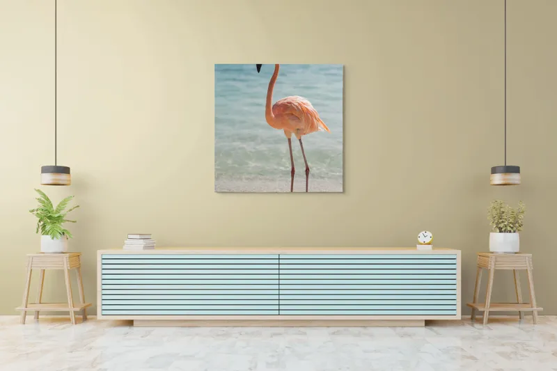 Tablou Canvas, "Flamingo elegant pe malul mării", Flamingo, Plajă, Apă, Cer, Nisip, Eleganță, Tranquilitate, Roz, Natură, 100 x 100 cm – poza 5