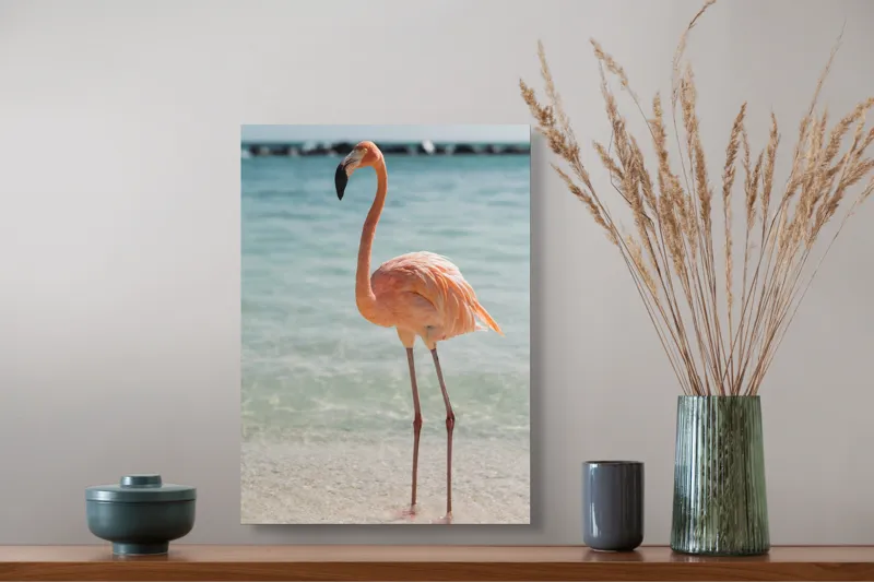 Tablou Canvas, "Flamingo elegant pe malul mării", Flamingo, Plajă, Apă, Cer, Nisip, Eleganță, Tranquilitate, Roz, Natură, 39 x 54 cm – poza 3