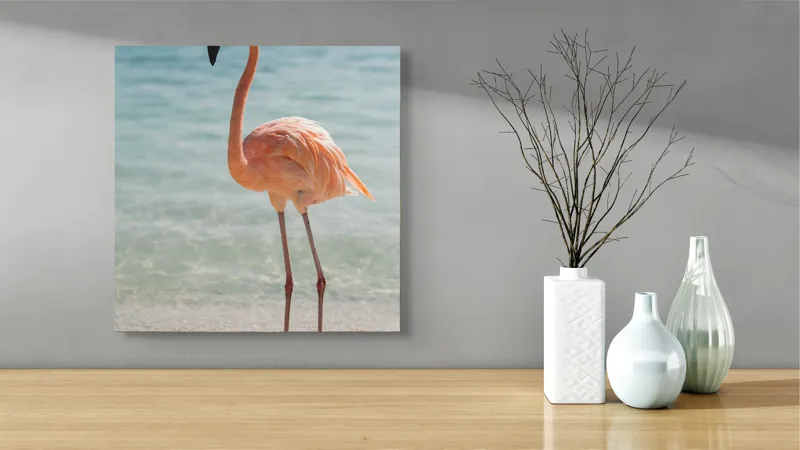 Tablou Canvas, "Flamingo elegant pe malul mării", Flamingo, Plajă, Apă, Cer, Nisip, Eleganță, Tranquilitate, Roz, Natură, 50 x 50 cm – poza 3