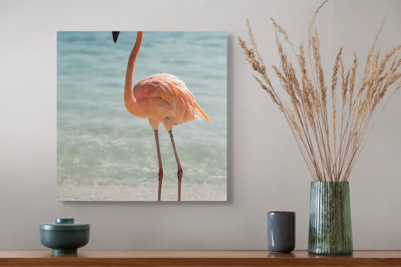 Tablou Canvas, "Flamingo elegant pe malul mării", Flamingo, Plajă, Apă, Cer, Nisip, Eleganță, Tranquilitate, Roz, Natură, 50 x 50 cm – poza 4