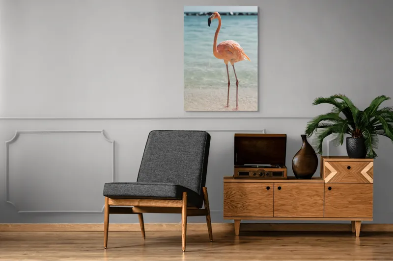 Tablou Canvas, "Flamingo elegant pe malul mării", Flamingo, Plajă, Apă, Cer, Nisip, Eleganță, Tranquilitate, Roz, Natură, 70 x 100 cm – poza 6