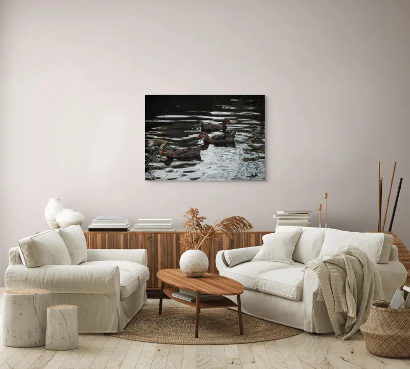 Tablou Canvas, "Rațe plutind pe lac în amurg", Rațe, Apă, Reflecții, Înot, Natură, Armonie, Liniște, 100 x 70 cm – poza 3