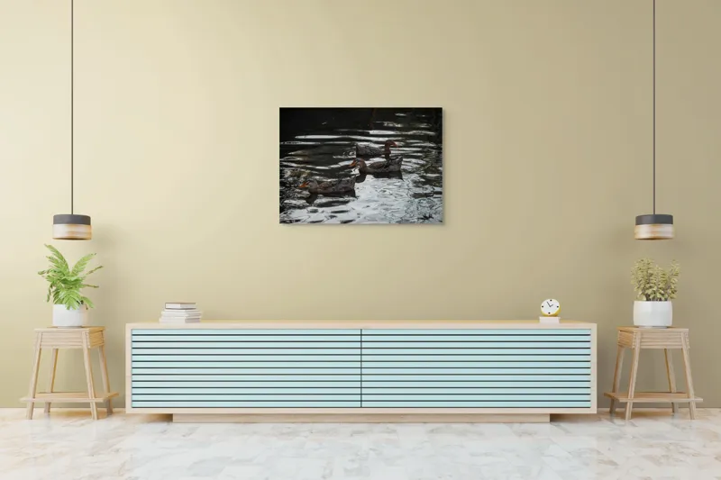 Tablou Canvas, "Rațe plutind pe lac în amurg", Rațe, Apă, Reflecții, Înot, Natură, Armonie, Liniște, 100 x 70 cm – poza 4