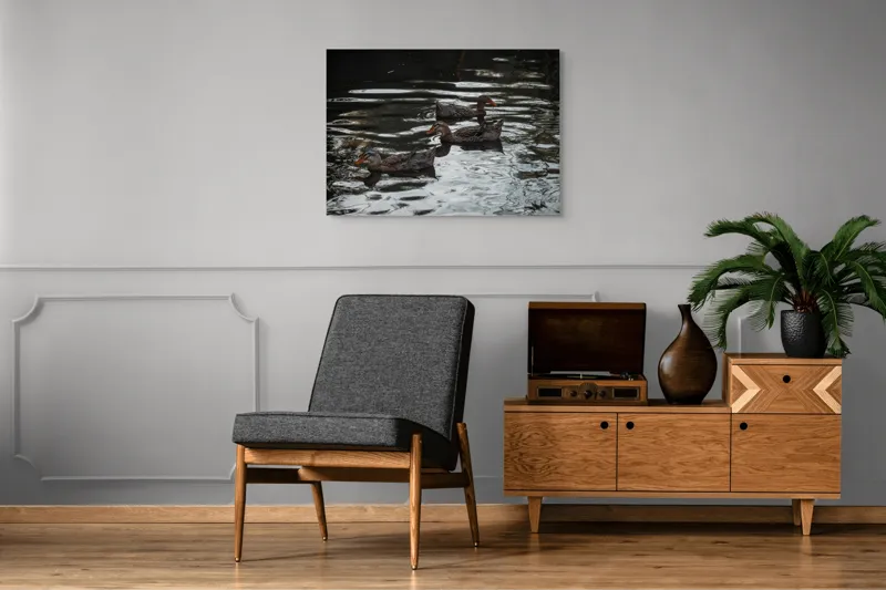Tablou Canvas, "Rațe plutind pe lac în amurg", Rațe, Apă, Reflecții, Înot, Natură, Armonie, Liniște, 100 x 70 cm – poza 8