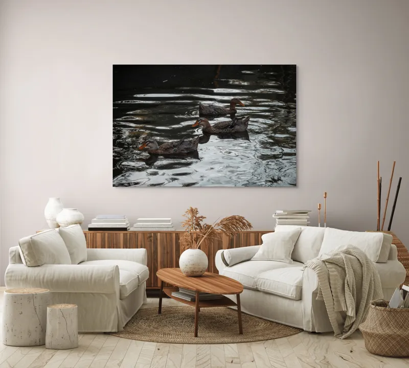 Tablou Canvas, "Rațe plutind pe lac în amurg", Rațe, Apă, Reflecții, Înot, Natură, Armonie, Liniște, 150 x 100 cm – poza 3