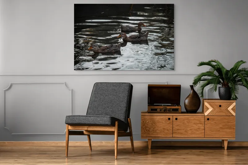 Tablou Canvas, "Rațe plutind pe lac în amurg", Rațe, Apă, Reflecții, Înot, Natură, Armonie, Liniște, 150 x 100 cm – poza 8