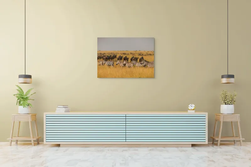 Tablou Canvas, "Migrația turmelor prin savană africană", Zebre, Gnu, Savana, Iarbă, Cer, Migrație, Turmă, Peisaj, Natură, Sălbatic., 100 x 70 cm – poza 4