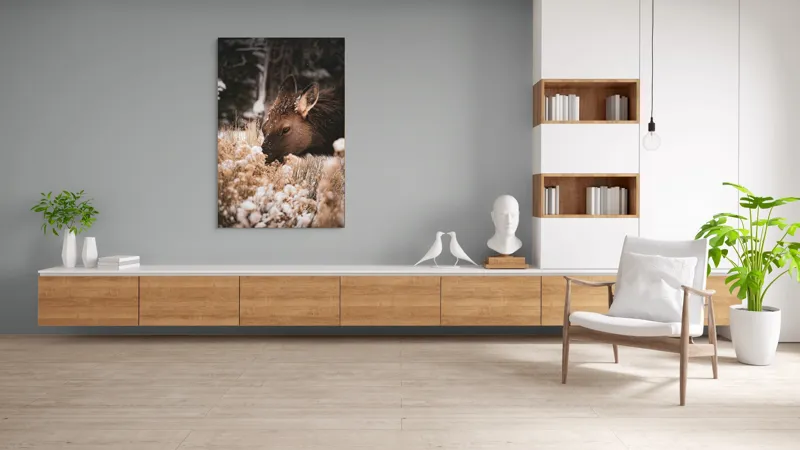 Tablou Canvas, "Iarna și liniștea căprioarei păscând", Urs, Zăpadă, Blană, Natură, Iarnă, Nas, Plante, Frig, Linie, Ochi, Colorat, Peisaj, Liniște, Studio, Frumusețe, Atingere, 100 x 150 cm – poza 8