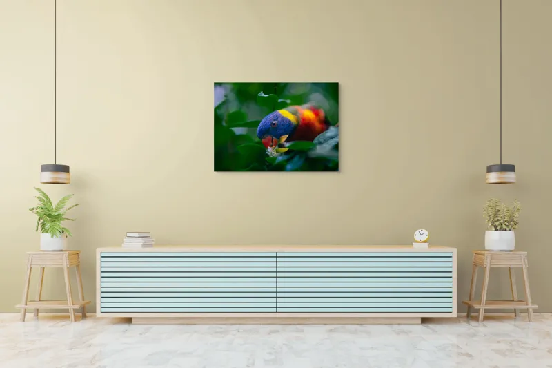 Tablou Canvas, "Papagal colorat printre frunze verzi", Colorat, Exuberant, Păsărească, Natură, Verdeață, Floră, Strălucire, Vivacitate, Junglă, Zvelt., 100 x 70 cm – poza 4
