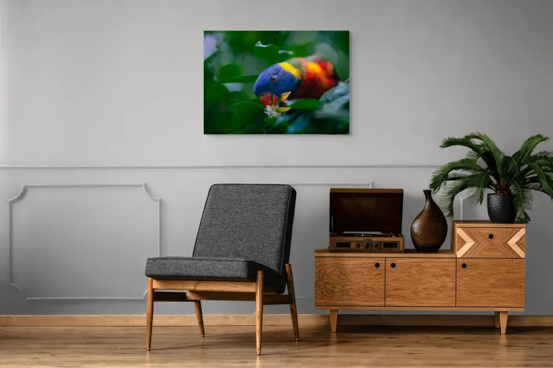 Tablou Canvas, "Papagal colorat printre frunze verzi", Colorat, Exuberant, Păsărească, Natură, Verdeață, Floră, Strălucire, Vivacitate, Junglă, Zvelt., 100 x 70 cm – poza 8