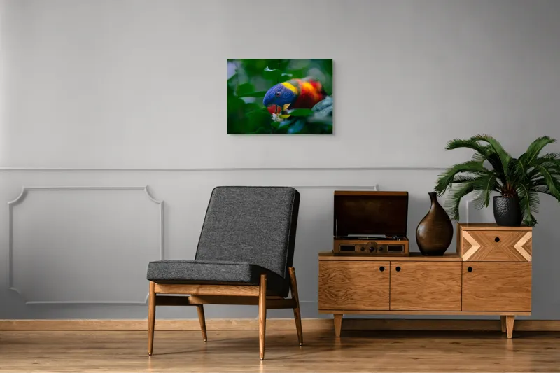 Tablou Canvas, "Papagal colorat printre frunze verzi", Colorat, Exuberant, Păsărească, Natură, Verdeață, Floră, Strălucire, Vivacitate, Junglă, Zvelt., 70 x 50 cm – poza 4